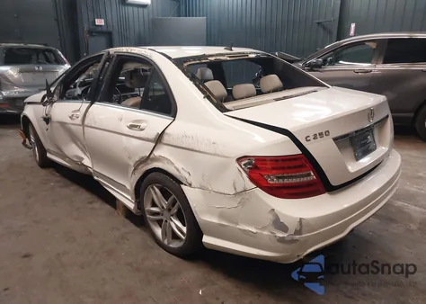 2013 Mercedes-Benz C 250 Luxury/Sport z USA, uszkodzony, nr VIN WDDGF4HB1DR279038